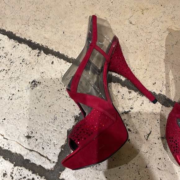 Beautiful Marciano heels - Picture 3 of 5